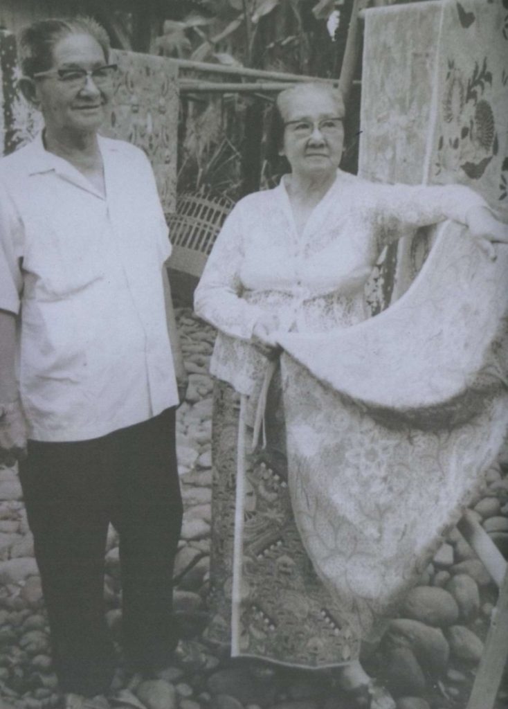 oey soe tjoen sedang membatik